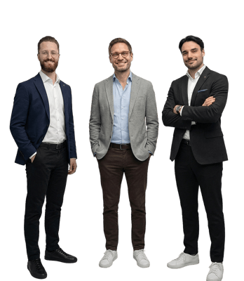 das Gründerteam der Beratung Rebuilders Frontal in Anzügen